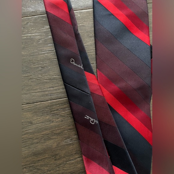 Oscar de la Renta Vintage Red Black and Navy Silk Striped Tie - Picture 4 of 4
